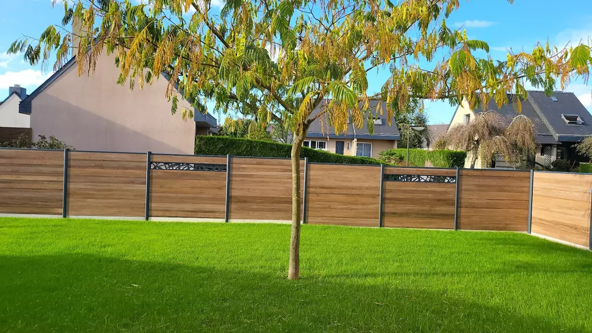 Création d'un e cloture composite effet bois et poteaux anthractite montreuil le gast